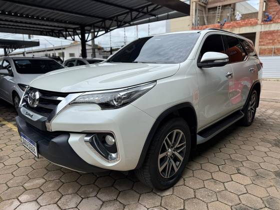 TOYOTA HILUX SW4 2.8 SRX 4X4 7 LUGARES 16V TURBO INTERCOOLER DIESEL 4P AUTOMÁTICO